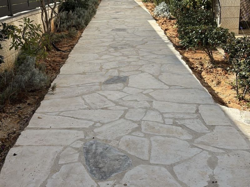 -11253- אבני מדרך טרוורטין לייט מדיום בשילוב טרוורטין סילבר עיבוד עתיק