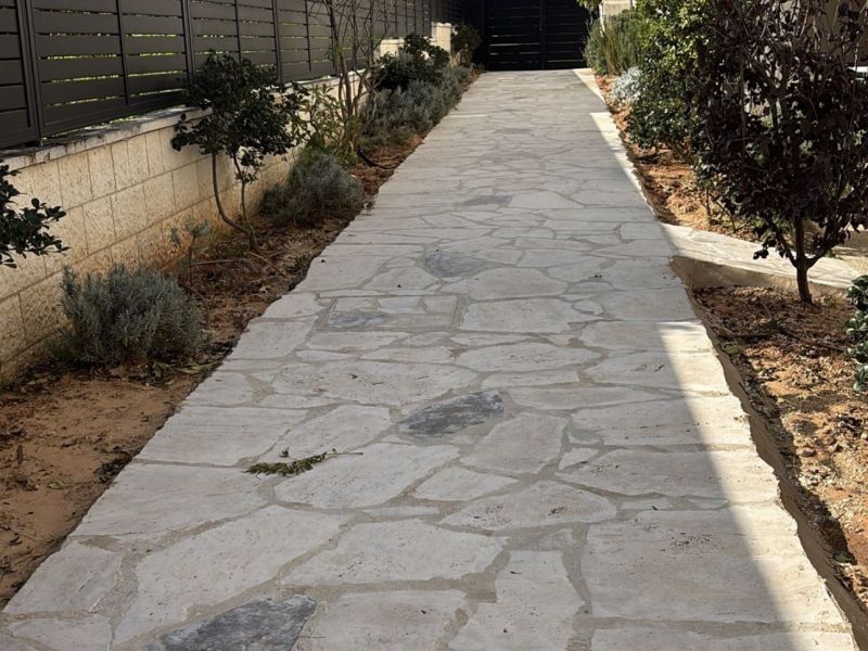 -11255-  אבני מדרך טרוורטין לייט מדיום בשילוב טרוורטין סילבר עיבוד עתיק