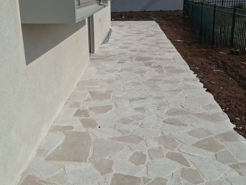 -11252- אבני מדרך טרוורטין לייט מדיום בשילוב עם טרוורטין נוצ'ה עיבוד מכובס