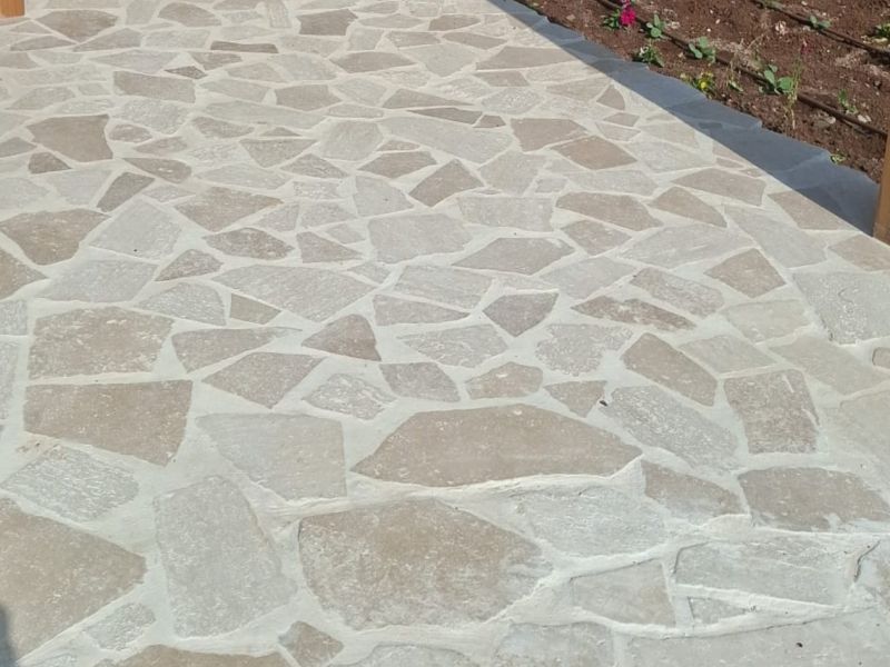 -11251- אבני מדרך טרוורטין לייט מדיום בשילוב עם טרוורטין נוצ'ה עיבוד מכובס