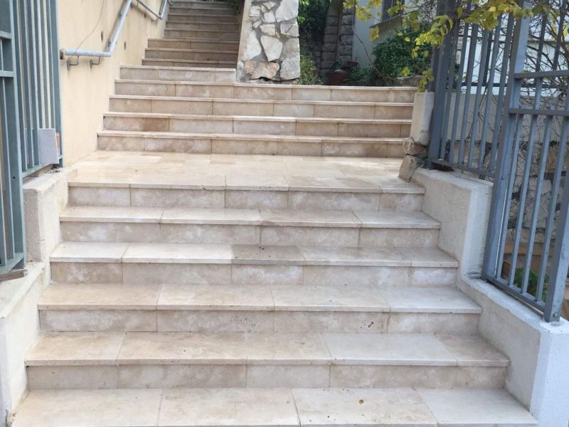 -44- מדרגות טרוורטין לייט מדיום עובי 3 ס