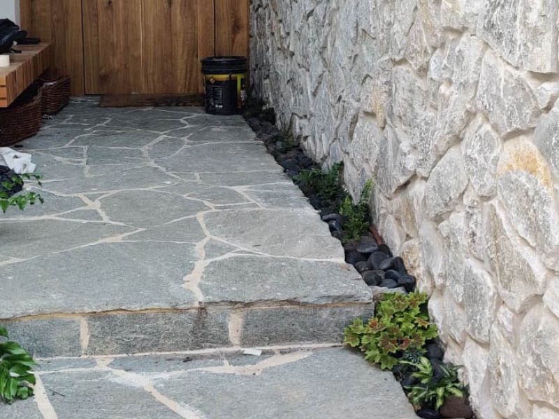 -12- ריצוף אבן מקדוניה בשלוב מדרגות עיבוד פראי