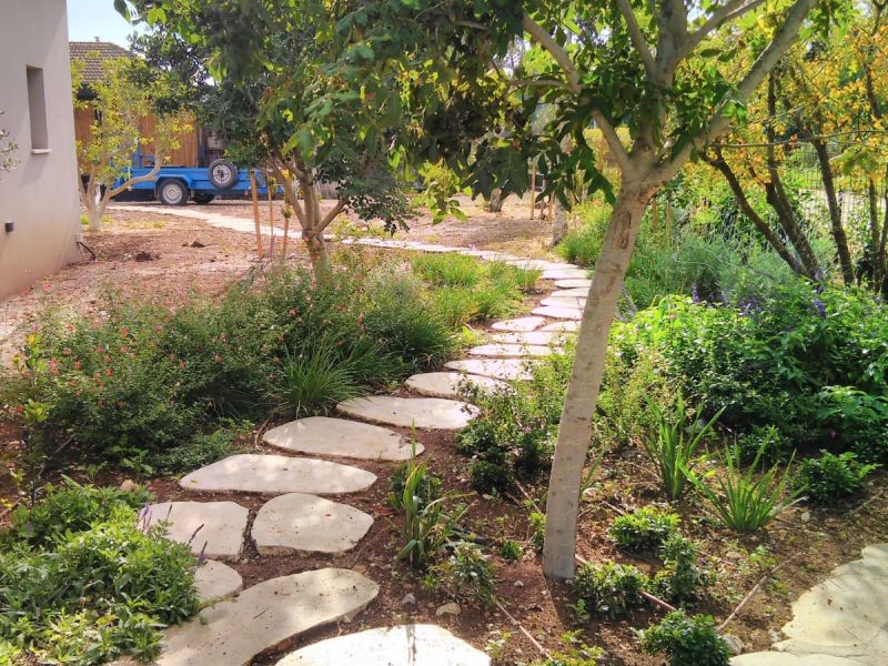 -73- שביל אבני מדרך גוון בז'